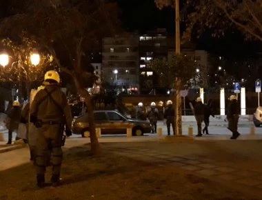 Σοβαρά επεισόδια σε πορεία για τον Κ.Κατσίφα στη Θεσσαλονίκη: Χημικά από τις δυνάμεις ασφαλείας εναντίον διαδηλωτών